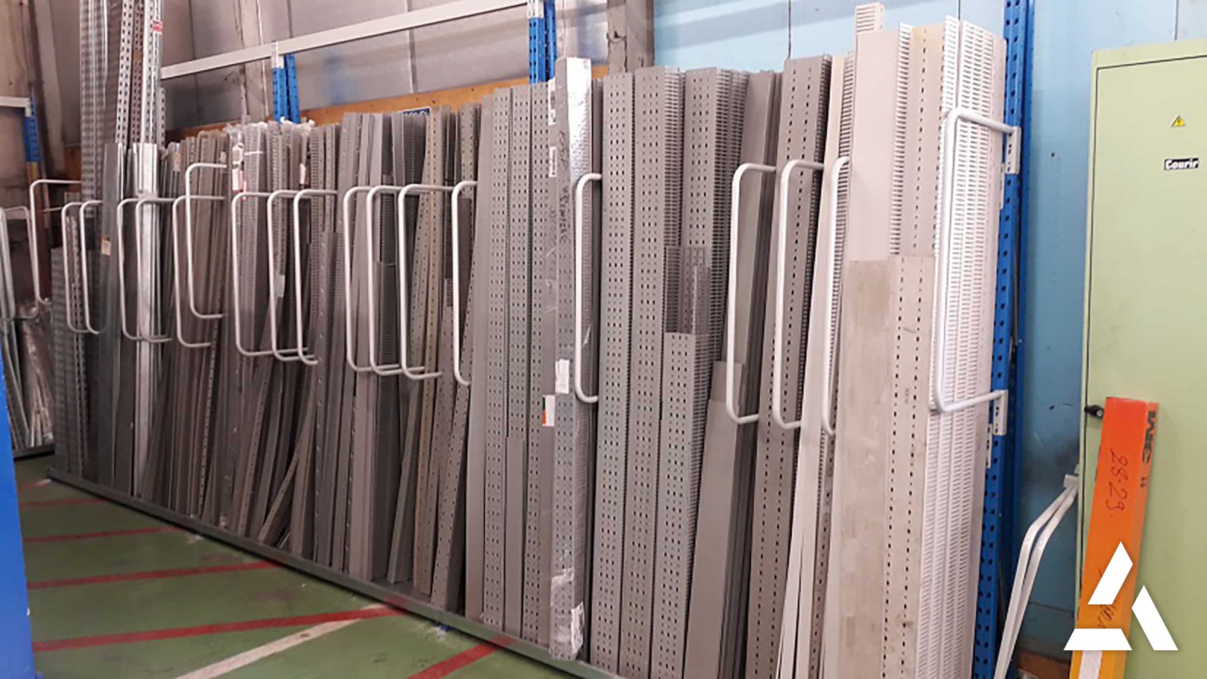 Rayonnage vertical ActiVol portant des structures métalliques