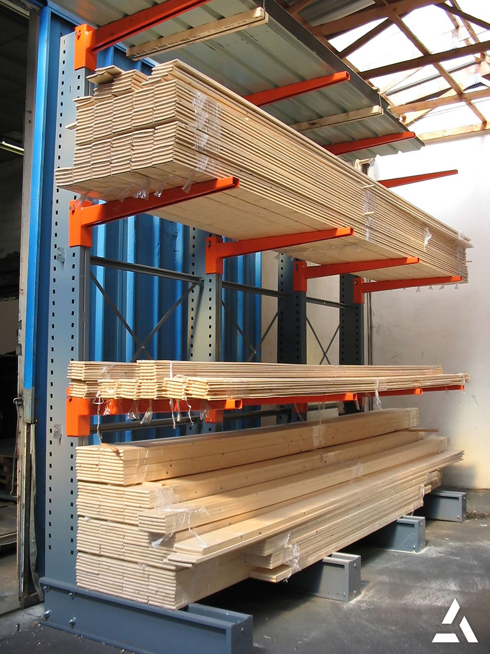 Rayonnage charge longue portant des lames de bois